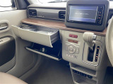 【 オートエアコン 】車内温度を感知して自動で温度調整をしてくれるのでいつでも快適な車内空間を創り上げます。