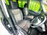 運転席シート廻りは使用感も少なく、良好な状態となっています。前オーナー様が丁寧に使っていたことがよくわかりますね。