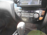 車内の室温を自動で一定に保ってくれる便利なオートエアコンが付いています。温度を設定するとクルマがエアコン噴出し温度を上げたり下げたり風量を変えたりしてくれるので運転に集中が出来ますよ。