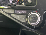 【オートエアコン】一度お好みの温度に設定すれば、車内の温度を検知し風量や温度を自動で調整。暑い…寒い…と何度もスイッチ操作をする必要はありません。快適な車内空間には必須の機能ですね♪