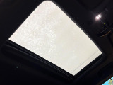 【サンルーフ】開放感たっぷりの希少装備、サンルーフが装着されています!車内に明かりを取り入れたり景色を楽しむ以外にも、車内の空気も簡単に換気できて快適です!