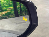 【ブラインドスポットモニター】走行中、ドアミラーの死角になりやすい箇所に後続車が接近するとサイドミラーのレンズに警告を表示!ドライバーに注意喚起をしてくれます。