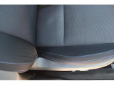 痛みの出やすい運転席シート右サイド部アップの写真、同じような年式の の車とくらべて状態はいいと思います※中古車のため使用感はあります、細かいスレなど気になるかたは実写での確認がおすすめです