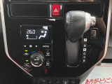 インパネにシフトレバーがございます^^空間を広く使うことができ、ハンドルにも近いため操作性にも優れています☆