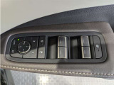 パワーウィンドウのスイッチですよ。 運転席に居ながら窓を開け閉めのコントロールできますよ。 ロック機能で、子供がイタズラして窓を開けるという事も無くなりますよ。