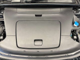 ボンネットを開けると、小物入れになっております。電気自動車ならではの機能です。