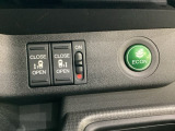 リアドアは乗り降りに便利な両側電動スライドドアです。また運転席に座っていながらスイッチ操作で自在にスライドドアを開け閉めできます。燃費に役立つECONボタンもここです。