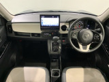 使いやすいレイアウトのダッシュボード周辺です。オートエアコンや小物入れなど嬉しい装備が満載です。