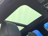 ●サンルーフ:開放感たっぷりの希少装備、サンルーフが装着されています!車内に明かりを取り入れたり景色を楽しむ以外にも、車内の空気も簡単に換気できて快適です!