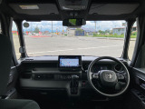 視界広々で運転しやすく、長距離の運転でも疲れません。また疲れを感じさせないまとまったインパネ周りです。