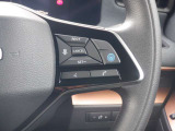 プロパイロット搭載サクラがアクセル、ブレーキを自動でコントロールして前のクルマとの車間距離を保つ手助けをします。