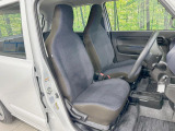 運転席まわりには十分なスペースがあり、大柄な方でもゆったり運転していただける環境です。
