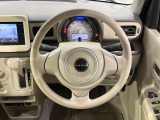 インテリアに合わせたデザインのステアリングは、運転される方のことも考え、運転しやすい形状、大きさです。是非一度、実際に触ってお確かめください。
