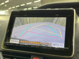 【バックカメラ】駐車時に後方がリアルタイム映像で確認できます。大型商業施設や立体駐車場での駐車時や、夜間のバック時に大活躍!運転スキルに関わらず、今や必須となった装備のひとつです!