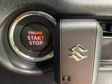 【キーレススタートシステム】カバンやポケットに入れたままでもドアの施錠・解錠が可能なスマートキーを装備。エンジンのオン・オフ時もカギを取り出す必要が無いからとっても便利です♪