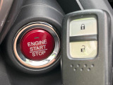【Hondaスマートキー】カバンやポケットに入れたままでもドアの施錠・解錠が可能なスマートキーを装備。エンジンのオン・オフ時もカギを取り出す必要が無いからとっても便利です♪