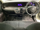 車内は光触媒抗菌消臭施工済です。インパネ周りはスタイリッシュなデザインで機能や装備も充実しています。グローブボックスやカップホルダーのほかにトレーなどたくさんの収納スペースが付いています。