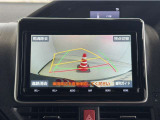 バックモニター付きです。車の後方に小型カメラが付いており、バックする際の後方の様子をモニター上に表示します。