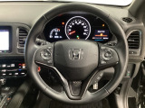 ハンドルにHondaセンシング系のクルーズコントロールやレーンキープアシストなどのスイッチと、オーディオの操作スイッチが装備されています。ハンドルから手を離さず安全に操作できます。