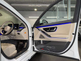 メルセデスのシートは、少し硬めに出来ておりますので、長時間の運転でも疲れにくく、安全にドライビングをお楽しみ頂けます