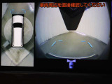 上から車両を見下ろしたような映像をナビゲーション画面に表示する「パノラミックビューモニター」を搭載しています。