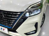 【LEDヘッドライト】悪天候や夜間走行時も良好な視界を確保し安心して運転できる高輝度LEDヘッドライトを装備!点灯速度が早く、消費電力も抑えられています。