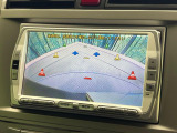【バックカメラ】駐車時に後方がリアルタイム映像で確認できます。大型商業施設や立体駐車場での駐車時や、夜間のバック時に大活躍!運転スキルに関わらず、今や必須となった装備のひとつです!