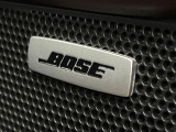 【BOSEサウンドシステム】メーカーオプションの高品位サウンドシステムを搭載。専用のチューニングが施された大小様々なスピーカーから良質なサウンドが奏でられ、臨場感あふれる音響空間を演出します。