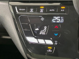 【オートエアコン】一度お好みの温度に設定すれば、車内の温度を検知し風量や温度を自動で調整。暑い…寒い…と何度もスイッチ操作をする必要はありません。快適な車内空間には必須の機能ですね♪