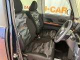 フロントベンチシートが運転席足元もゆったり、広々快適です、助手席へのウォークスルーも楽々可能ですよ☆