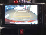 バックギアに入れますとご覧のような画像に自動的に切り替わります。車庫入れ時に役立ちます。