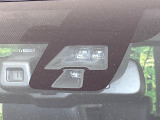 【エマージェンシーブレーキ】走行中に前方の車両等を認識し、衝突しそうな時は警報とブレーキで衝突回避と被害軽減をアシスト。より安全にドライブをお楽しみいただけます。
