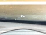 【ヘッドアップディスプレイ】現在の速度や走行情報をデジタル表示で運転席前方のガラスに投影!運転中、目線をずらさず必要な情報を確認できるのでとっても便利で安心!