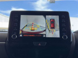 真上から見下ろしたような視点で車とその周囲を確認出来る画面と、車両後方を映し出すバックモニター画面の2つを表示してくれます。