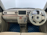 【インテリア正面】視界が広く見渡しやすく手の届く範囲にスイッチもデザインされており、とっても使いやすいです。ぜひ店頭でご覧ください。