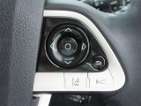 ステアリングスイッチ付き。前方から目を離すことなく操作することが可能なのでわき見運転の防止に!