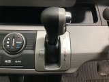 CVT車のセレクトレバーです。低速から高速まで、変速ショックのないスムーズな走りを実現するとともに、エンジン効率のよい領域を維持することで燃費にも貢献します。