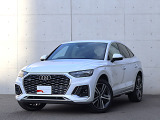 ●一目でAudiとわかる特徴的なシングルフレームグリル・LEDランプ。精悍なフロントマスクからAudiのスマートで上品なブランドを連想させてくれます。女性にも大変ご好評頂いております。