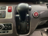CVT車のセレクトレバーです。低速から高速まで、変速ショックのないスムーズな走りを実現するとともに、エンジン効率のよい領域を維持することで燃費にも貢献します。