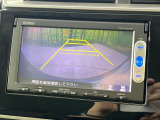 【バックカメラ】駐車時に後方がリアルタイム映像で確認できます。大型商業施設や立体駐車場での駐車時や、夜間のバック時に大活躍!運転スキルに関わらず、今や必須となった装備のひとつです!