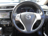 ステアリングハンドルです。オーディオコントロールスイッチが付いて運転中でも手元でオーディオの操作が出来て便利ですよ。