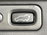 【パワーバックドア】スマートキーや運転席のボタンを押すだけでリアゲートが自動で開閉します!荷物を持っている時や、高い位置にあるバックドアを閉める際に便利な機能です♪