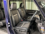 乗降がしやすい運転席。高さが調節できて小柄な方でもベストポジションをとることができます。