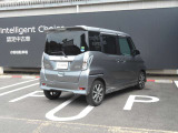 全周囲カメラが付いています。後ろはもちろん隣の駐車ラインまで見れますので車庫入れが簡単で楽しくなりそうです。