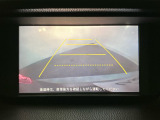 【バックカメラ】ギアをリバースに入れれば自動的にモニターが切り換わるので、車庫入れや後退確認がラクラク OKです!