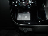 電動パーキングブレーキです。坂道での発進時等で運転をサポートするホールド機能がついています。