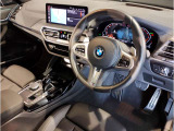 【ハンドル】ドライバーとBMW車の一体感がダイレクトに伝わるステアリングホイール。形状・太さへの拘りに加えて、操作性を高める為にスイッチ類も配置。クイックかつ安定のドライビングを体感下さい!