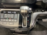 自然に手が届く距離に配置されたシフトレバー。