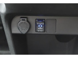 【アクセサリーソケット】12Vのカー用品等の電源供給が可能です。
