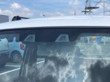 2つのカメラで前方の車両や歩行者を検知し、衝突のおそれがあると判断すると、ブザー音やメーター内の表示で警告。衝突の可能性が高まると、自動でブレーキをかけ、衝突の回避または衝突時の被害軽減を図ります。
